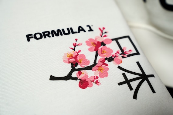 La stagione dei Sakura fa apparire il Giappone al meglio e il Gran Premio del Giappone del 2025 si svolgerà al suo apice. I design realistici sull'indumento catturano la bellezza unica dei fiori, che sono stati rappresentati nelle opere d'arte tradizionali giapponesi per secoli.